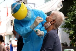 Đến tận nhà lấy mẫu xét nghiệm virus SARS-CoV-2 cho người dân Đà Nẵng