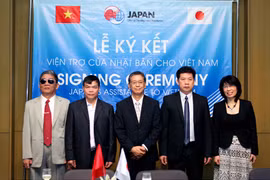 Đại sứ Hiroshi Fukada cùng đại diện các đơn vị nhận viện trợ. (Ảnh: Doãn Đức/Vietnam+)