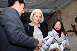 Đại sứ kiểm tra sản phẩm từ lò nung gas (LPG) giúp tiết kiệm năng lượng. (Ảnh: Doãn Đức/Vietnam+)