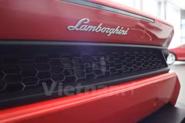 Logo Lamborghini ở đuôi xe. (Ảnh: Doãn Đức/Vietnam+)