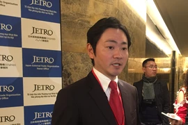 Ông Hiroyki Ono trả lời phỏng vấn báo chí. (Ảnh: PV/Vietnam+)