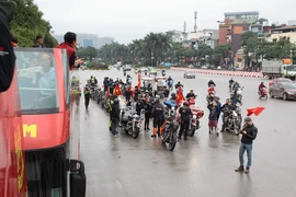 Một đoàn xe phân khối lớn tập trung trước cổng Liên đoàn bóng đá Việt Nam (Ảnh: Minh Sơn/Vietnam+)