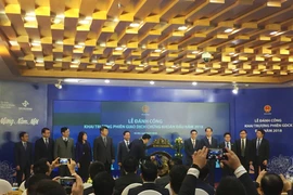 Bộ trưởng Bộ Tài chính Tiến Dũng đã đánh cồng khai trương phiên giao dịch đầu năm 2018. (Ảnh: PV/vietnam+)