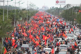 Đoàn diễu hành của đội tuyển U23 đi giữa biển người hâm mộ. (Ảnh: Minh Sơn/Vietnam+)