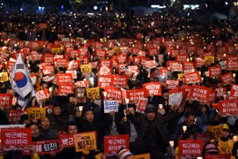 Biểu tình yêu cầu Tổng thống từ chức tại trung tâm Seoul ngày 19/11. (Nguồn: AFP/TTXVN)