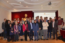 Các đại biểu dự cuộc gặp chụp ảnh chung. (Ảnh: Bích Hà/TTXVN)