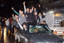 Người dân Syria vui mừng sau khi thành phố Aleppo được giải phóng ngày 12/12. (Nguồn: EPA/TTXVN)