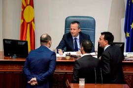 Chủ tịch Quốc hội Trajko Veljanovski (giữa) tại cuộc họp ở Skopje. (Nguồn: EPA/TTXVN)