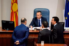 Chủ tịch Quốc hội Trajko Veljanovski (giữa) tại cuộc họp ở Skopje. (Nguồn: EPA/TTXVN)