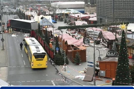 Hiện trường vụ đâm xe tải tại chợ Giáng sinh Breitscheidplatz. (Nguồn: EPA/TTXVN)