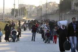 Người dân Syria sơ tán tránh chiến sự ở Aleppo ngày 27/11. (Nguồn: AP/TTXVN)