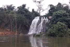 Thác Cột Đá bị biến thành một ao nước lớn hàng nghìn mét vuông. (Ảnh: Hưng Thịnh/TTXVN)