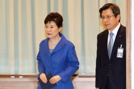 Tổng thống Park Geun-hye (trái) tham dự phiên họp nội các khẩn cấp ở thủ đô Seoul ngày 9/12. (Nguồn: EPA/TTXVN)
