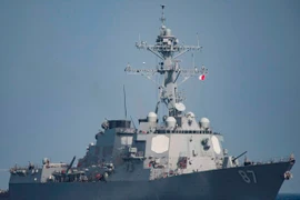 Tàu khu trục USS Mason (DDG 87) có tên lửa dẫn đường của hải quân Mỹ trên biển ngày 24/6. (Nguồn: EPA/TTXVN)