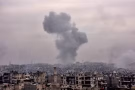 Khói bốc lên sau khi lực lượng Chính phủ Syria không kích các mục tiêu của quân nổi dậy trên đường tiến vào Karm al-Jabal để giải phóng Aleppo ngày 5/12. (Nguồn: AFP/TTXVN)