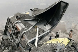 Hiện trường vụ sập mỏ than ở Godda ngày 30/12. (Nguồn: AFP/TTXVN)