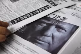 Ảnh chân dung Tổng thống đắc cử Mỹ Donald Trump được đăng trên một tờ báo tại Bắc Kinh ngày 10/11. (Nguồn: AFP/TTXVN)