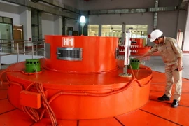 Phát điện kết hợp điều tiết nước tại Công ty Thủy điện An Khê-Kanak. (Ảnh: Ngọc Hà/TTXVN)