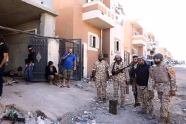  Lực lượng trung thành với Chính phủ Đoàn kết dân tộc Libya gác tại một trạm kiểm soát ở thành phố Sirte ngày 20/11. (Nguồn: THX/TTXVN)