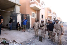 Lực lượng trung thành với Chính phủ Đoàn kết dân tộc Libya gác tại một trạm kiểm soát ở thành phố Sirte ngày 20/11. (Nguồn: THX/TTXVN)
