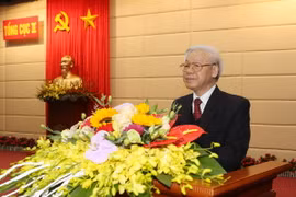 Tổng Bí thư Nguyễn Phú Trọng, Bí thư Quân ủy Trung ương nói chuyện với các đồng chí lãnh đạo chủ chốt Tổng cục II. (Ảnh: Trí Dũng/TTXVN)