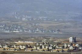 Một khu làng biên giới của CHDCND Triều Tiên nhìn từ đài quan sát Dora gần khu phi quân sự giữa hai miền Triều Tiên ở Paju. (Nguồn: AFP/TTXVN)