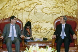 Trưởng Ban Kinh tế Trung ương Nguyễn Văn Bình tiếp chuyên gia Kinh tế Trưởng, Vụ trưởng Vụ Nghiên cứu của Quỹ Tiền tệ Quốc tế IMF. (Ảnh: Nguyễn Dân/TTXVN)