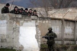 Binh sỹ Ukraine tại căn cứ quân sự ở Perevalnoye. (Nguồn: AFP/TTXVN)