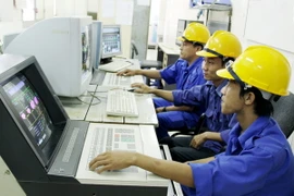 Điều hành sản xuất điện tại Công ty CP mía đường Bourbon Tây Ninh. (Ảnh: Kim Phương/TTXVN)