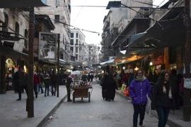 Cảnh yên bình của người dân Syria trên một tuyến phố ở Aleppo ngày 29/12. (Nguồn: EPA/TTXVN)
