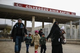 Người dân Syria băng qua cửa khẩu Cilvegozu để sang Thổ Nhĩ Kỳ ngày 17/12. (Nguồn: AP/TTXVN)