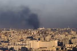Khói bốc lên trong các cuộc giao tranh giữa quân đội Chính phủ Syria và lực lượng nổi dậy ở phía đông Aleppo ngày 3/12. (Nguồn: AFP/TTXVN)