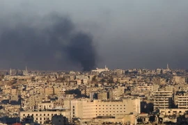 Khói bốc lên trong các cuộc giao tranh giữa quân đội Chính phủ Syria và lực lượng nổi dậy ở phía đông Aleppo ngày 3/12. (Nguồn: AFP/TTXVN)