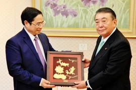 Đồng chí Phạm Minh Chính tặng quà lưu niệm cho Chủ tịch Hạ viện Nhật Bản Oshima Tadamori. (Ảnh: Gia Quân/TTXVN)