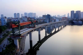 Lao lắp dầm qua hồ Hoàng Cầu. (Ảnh: Huy Hùng/TTXVN)