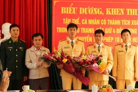 Khen thưởng tập thể Phòng Cảnh sát giao thông, Công an tỉnh Lai Châu. (Ảnh: Quang Duy/TTXVN)