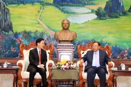 Chủ tịch nước Lào Bounnhang Volachith tiếp thân mật đồng chí Võ Văn Thưởng, Ủy viên Bộ Chính trị, Bí thư Trung ương Đảng, Trưởng Ban Tuyên giáo Trung ương dẫn đầu Đoàn đại biểu cấp cao Ban Tuyên giáo Trung ương Đảng Cộng sản Việt Nam đang thăm và làm việc