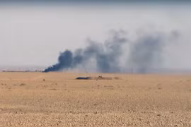 Khói bốc lên trong cuộc tấn công của liên quân nhằm vào các mục tiêu IS tại Ein Issa, phía bắc Raqqa, Syria. (Nguồn: AP/TTXVN)