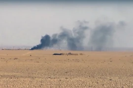 Khói bốc lên trong cuộc tấn công của liên quân nhằm vào các mục tiêu IS tại Ein Issa, phía bắc Raqqa, Syria. (Nguồn: AP/TTXVN)