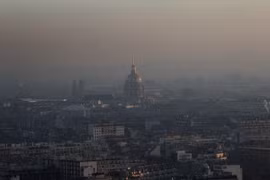 Khói bụi bao phủ thủ đô Paris ngày 6/12. (Nguồn: AP/TTXVN)