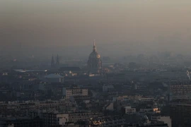 Khói bụi bao phủ thủ đô Paris ngày 6/12. (Nguồn: AP/TTXVN)