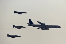 Các máy bay chiến đấu F-4 Phantom của Iran (phía sau) tại Triển lãm hàng không Iran diễn ra ở Kish ngày 16/11. (Nguồn: AFP/TTXVN)