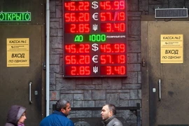 Bảng quy đổi tỷ giá ngoại tệ với đồng ruble tại trung tâm thủ đô Moskva ngày 6/11. (Nguồn: AFP/TTXVN)
