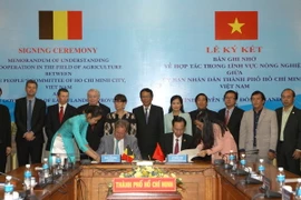 Phó Chủ tịch UBND Thành phố Hồ Chí Minh Lê Thanh Liêm và ông Geevt Versnick, Phó Thống đốc vùng Đông Flanders, Vương quốc Bỉ ký Bản ghi nhớ. (Ảnh: Thanh Vũ/TTXVN)