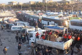 Các thành viên Cơ quan dân sự Syria phân phát hàng cứu trợ cho những người dân tại Khan al-Assal, phía tây Aleppo ngày 19/12. (Nguồn: AP/TTXVN)