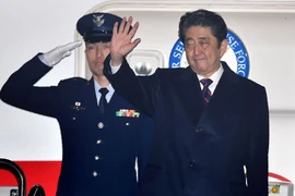 Thủ tướng Nhật Bản Shinzo Abe (phải) tại sân bay Haneda trước khi lên đường đến Hawaii ngày 26/12. (Nguồn: AFP/TTXVN)