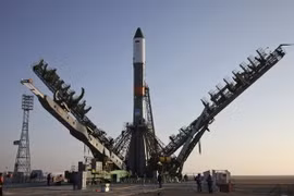 Tên lửa đẩy Soyuz-U mang theo tàu chở hàng Tiến bộ MS-04 được đặt vào bệ phóng tại Sân bay vũ trụ quốc tế Baikonur ở Kazakhstan ngày 29/11. (Nguồn: AP/TTXVN)