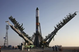 Tên lửa đẩy Soyuz-U mang theo tàu chở hàng Tiến bộ MS-04 được đặt vào bệ phóng tại Sân bay vũ trụ quốc tế Baikonur ở Kazakhstan ngày 29/11. (Nguồn: AP/TTXVN)