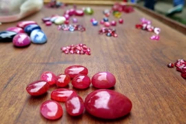 Đá quý được bày bán tại chợ. (Ảnh: Thế Duyệt/TTXVN)