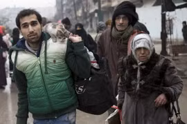 Người dân Syria sơ tán khỏi các khu vực do quân nổi dậy kiểm soát để đến các khu vực đã được quân Chính phủ giải phóng ở Aleppo ngày 13/12. (Nguồn: AFP/TTXVN)